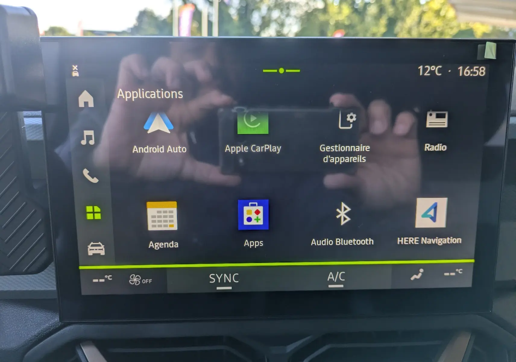 Écran tactile multimédia 10 pouces du Dacia Bigster Hybrid 155 Extreme affichant les applications connectées.