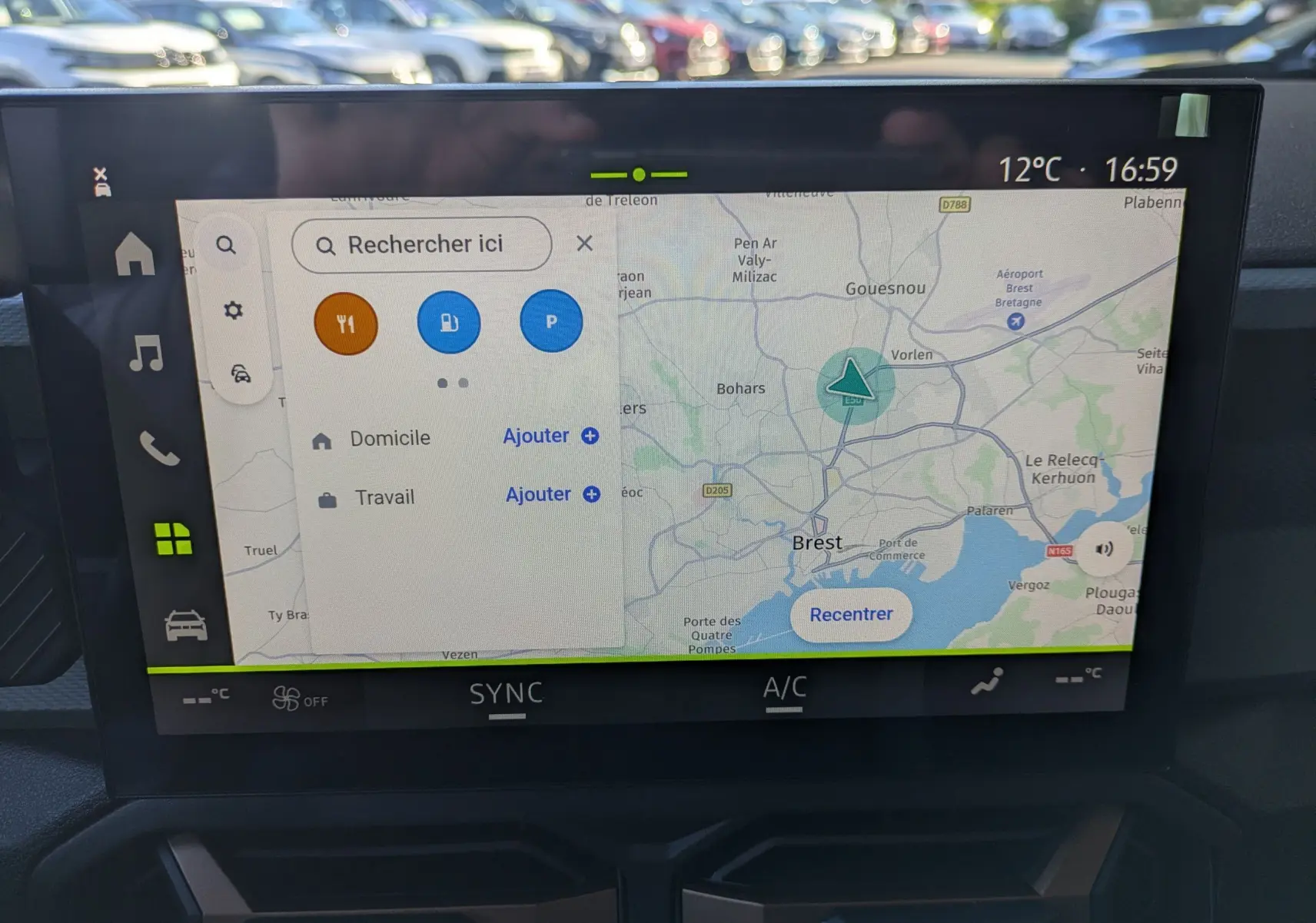 Écran tactile 10 pouces du système multimédia New Media Nav Live du Dacia Bigster Hybrid 155 Extreme, affichant une carte GPS.