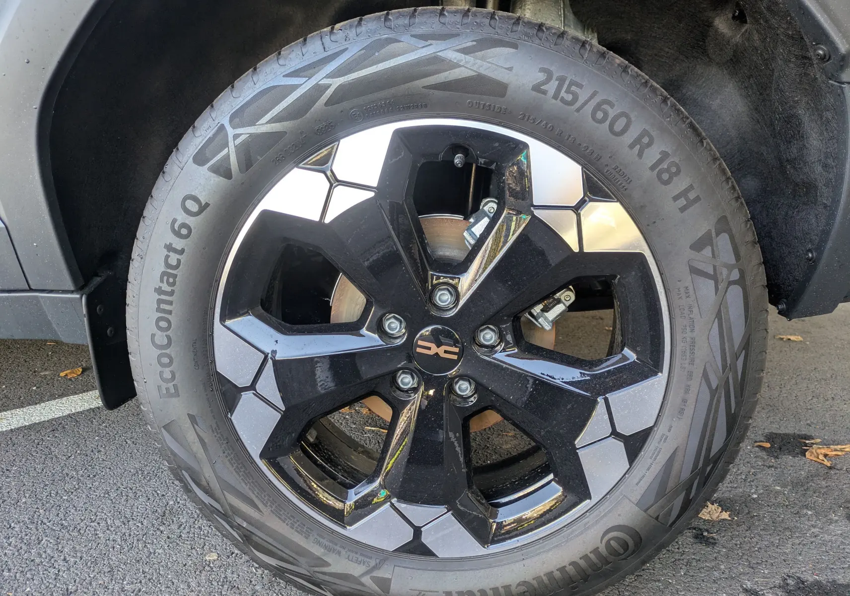 Gros plan sur la jante alliage diamantée 18 pouces noire et grise du Dacia Bigster Hybrid 155, roue avant droite.