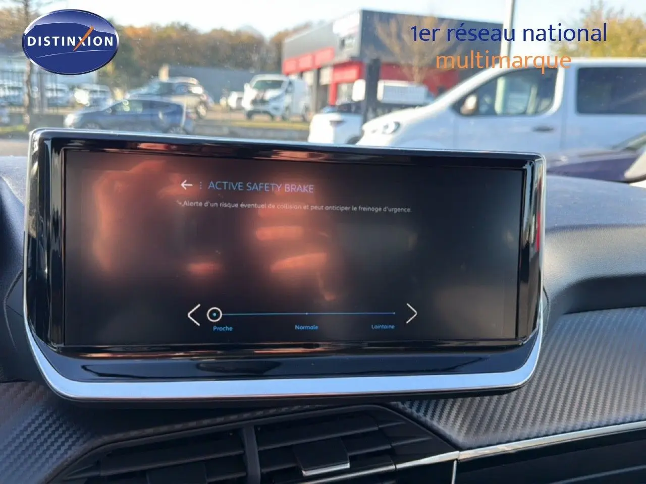Écran tactile central affichant l'alerte Active Safety Brake dans l'habitacle d'une Peugeot 208 2025.