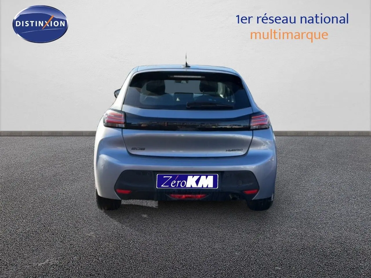 Vue arrière d'une Peugeot 208 1.2 Hybrid gris Artense métal avec feux LED et hayon noir brillant.