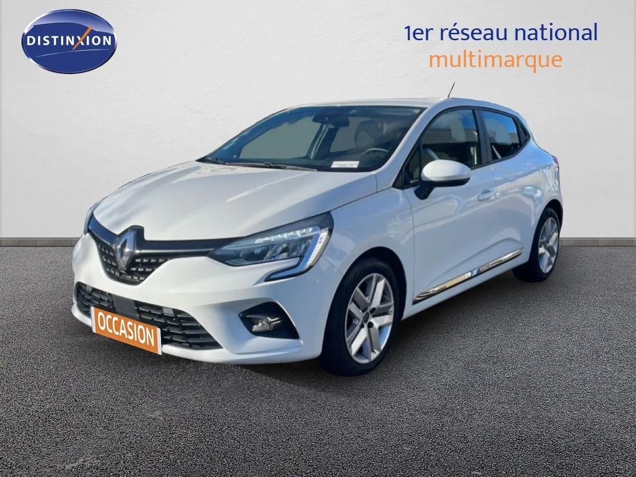 Renault Clio blanc glacier vue 3/4 avant droit, compacte cinq portes avec jantes alliage et phares LED modernes.
