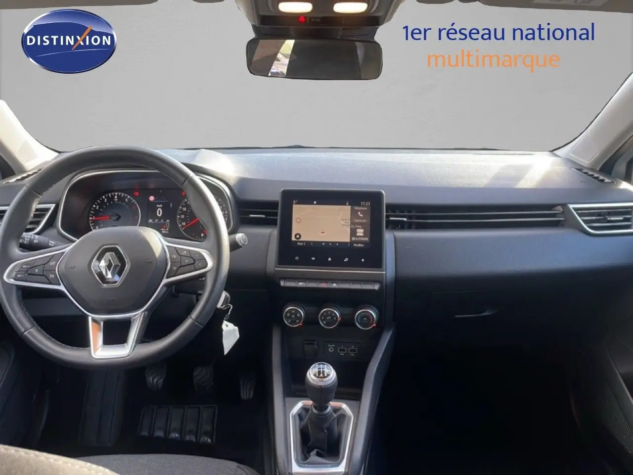 Intérieur de la Renault Clio Business 2020 vu de face, tableau de bord noir avec écran tactile et levier de vitesse manuel.