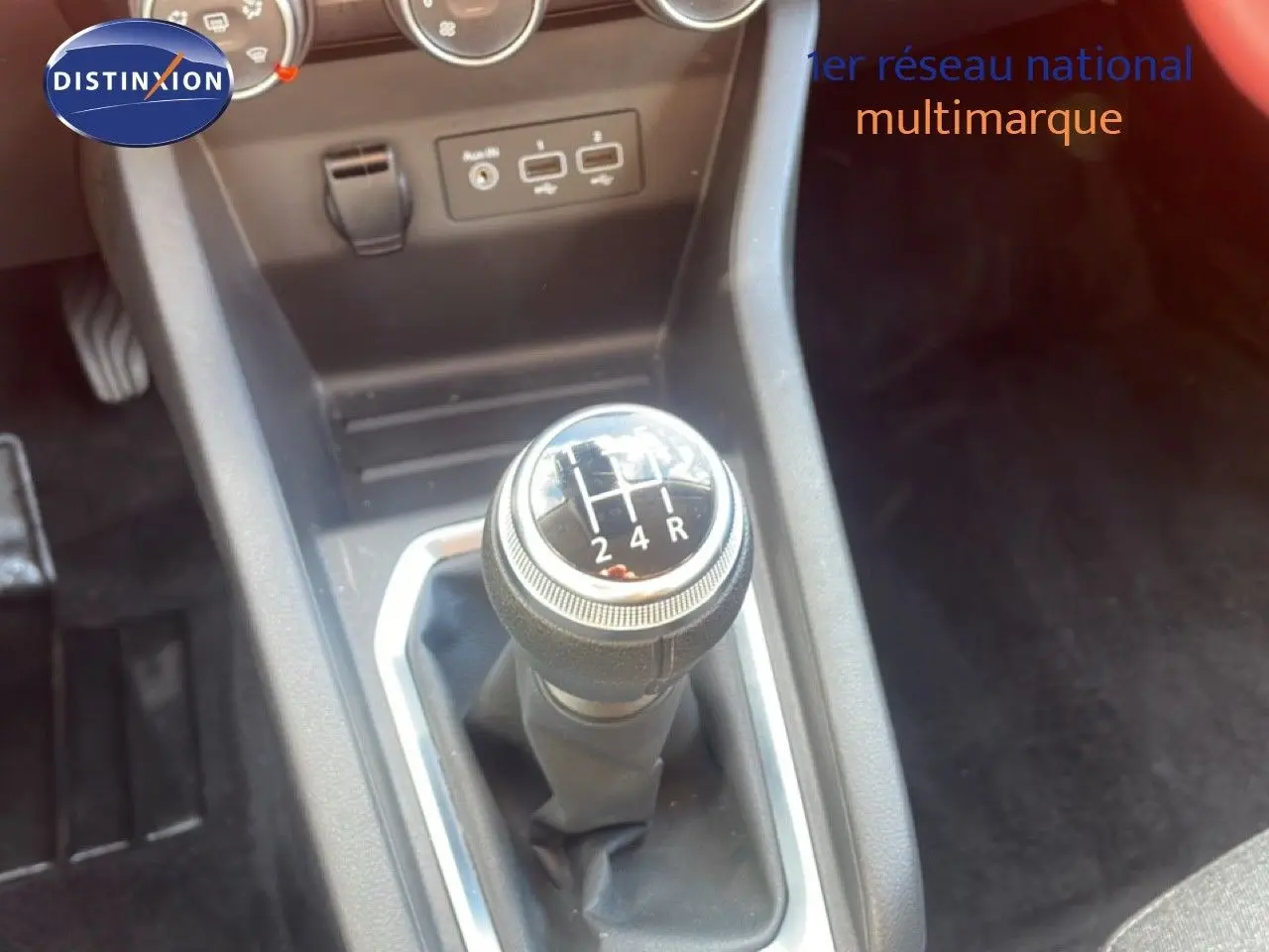 Le levier de vitesses manuel de la Renault Clio 2020 en gros plan, avec prises USB visibles en arrière-plan.