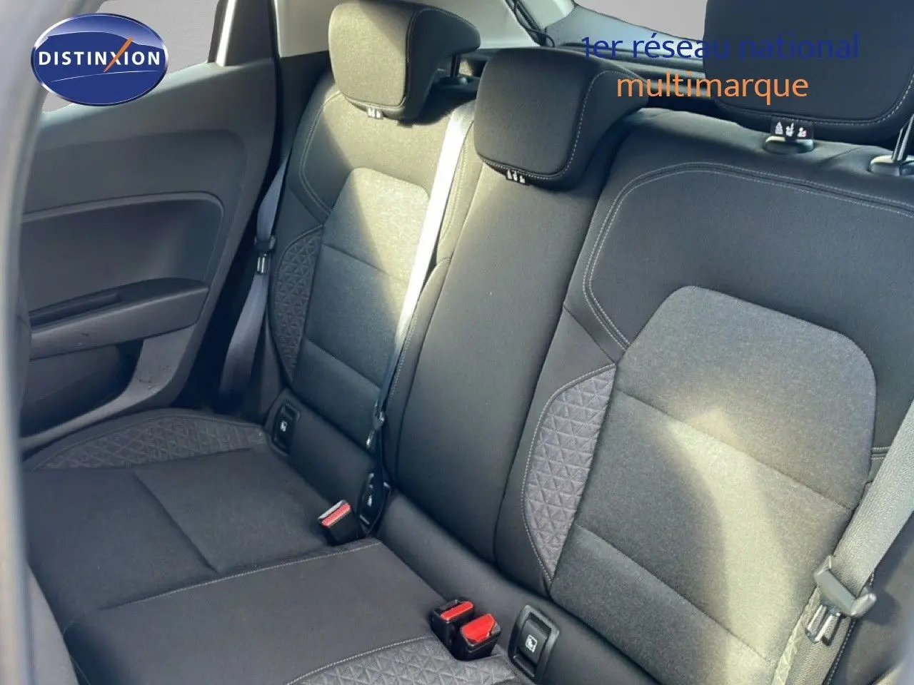 Vue intérieure arrière montrant les sièges arrière en tissu gris et noir de la Renault Clio V 1.0 SCE Business 2020.