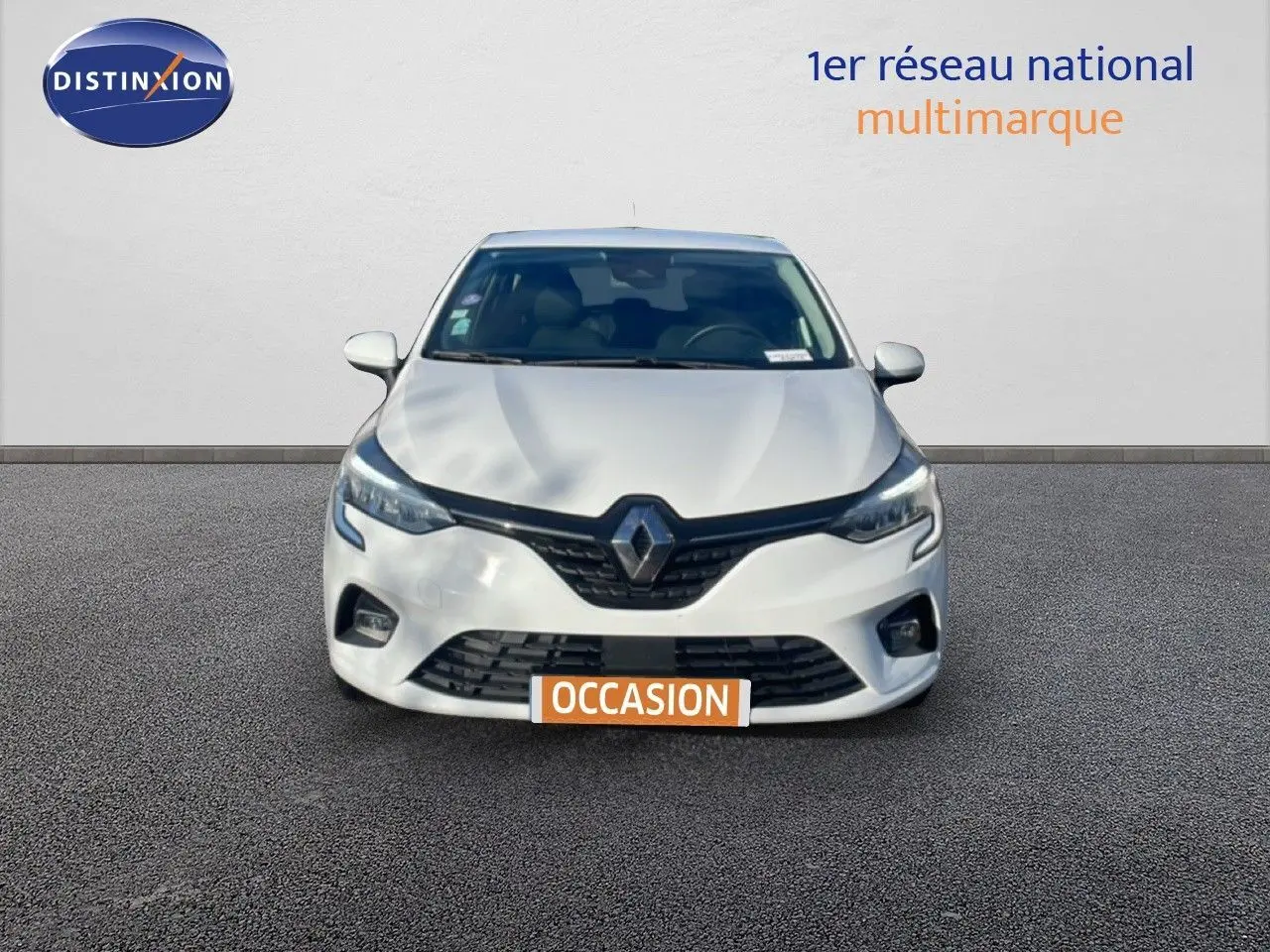 Vue frontale d'une Renault Clio blanche glacier 2020 avec calandre noire et phares LED allumés.