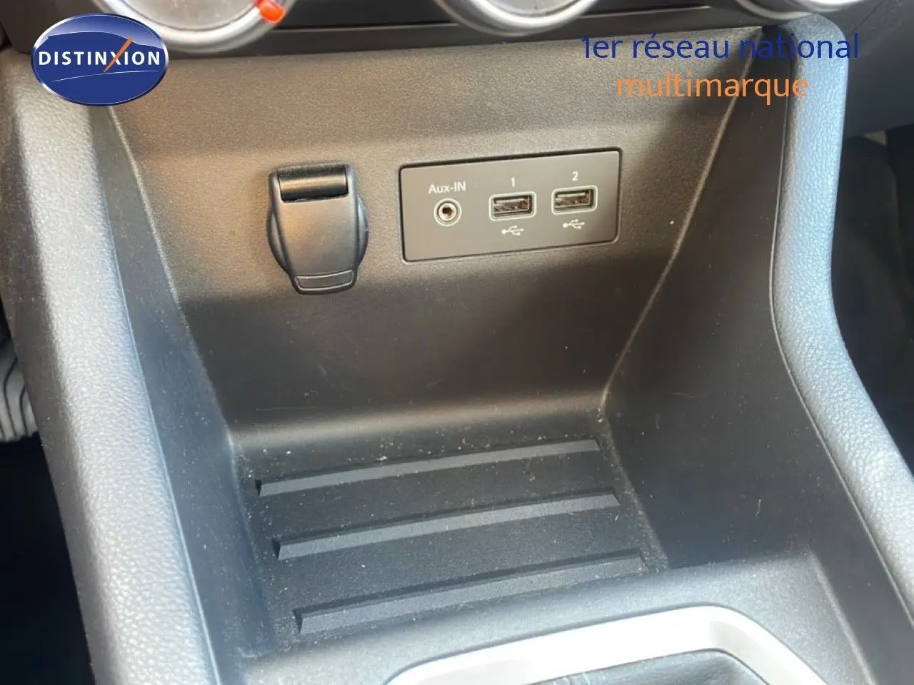 Gros plan sur la console centrale noire de la Renault Clio 2020 avec prises USB et entrée Aux-IN visibles.