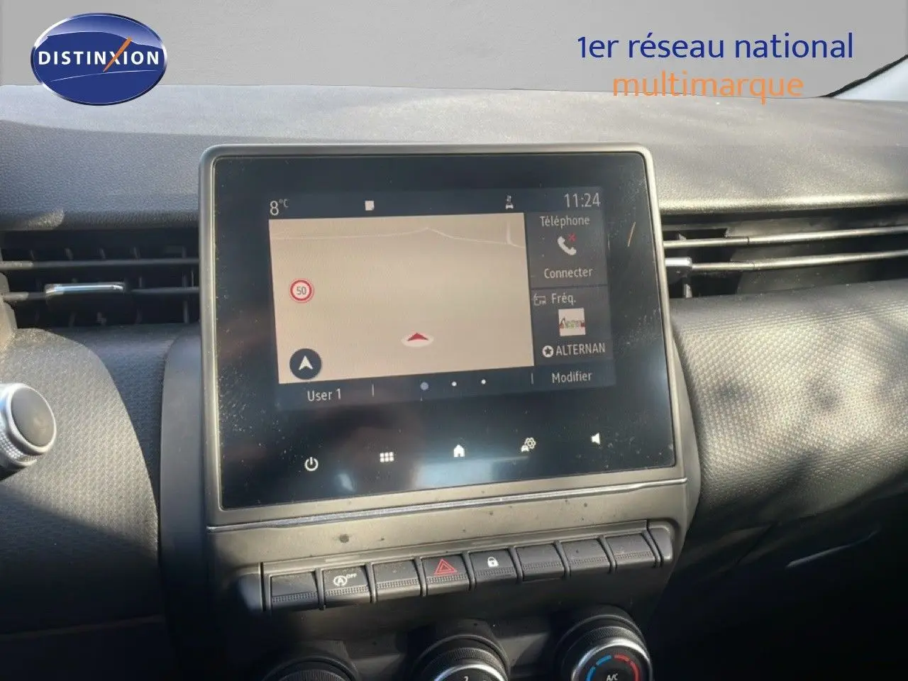 Écran tactile central avec navigation et commandes intégrées sur le tableau de bord d'une Renault Clio 2020.