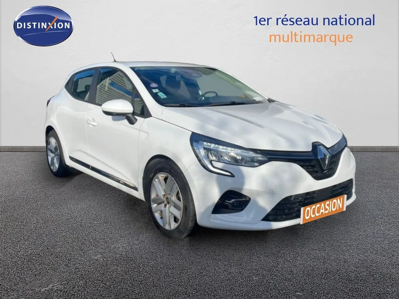 Renault Clio blanc glacier vue 3/4 avant droit, avec phares LED et calandre noire distinctive.