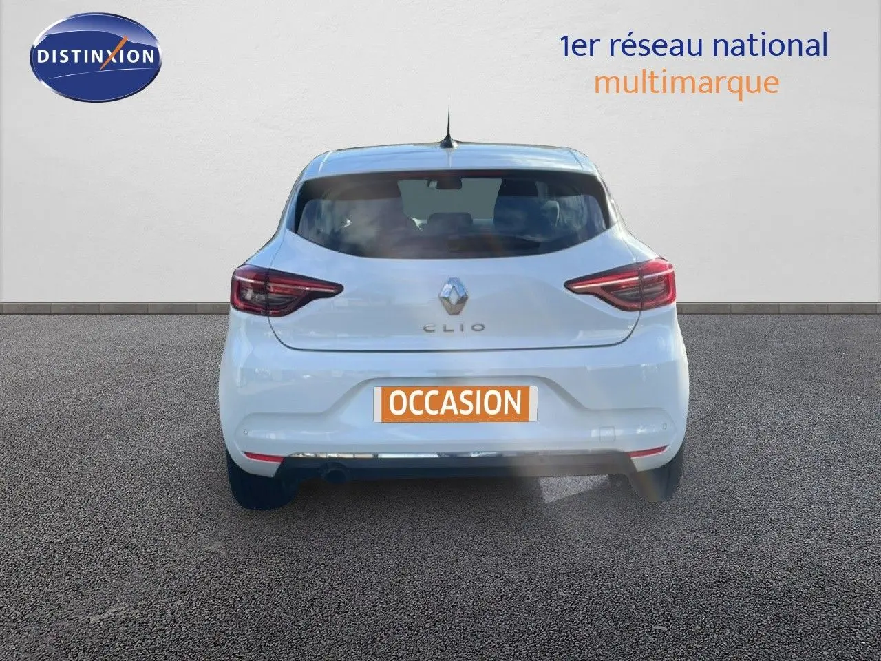 Vue arrière d'une Renault Clio blanc glacier de 2020 avec feux arrière LED et plaque d'occasion visible.