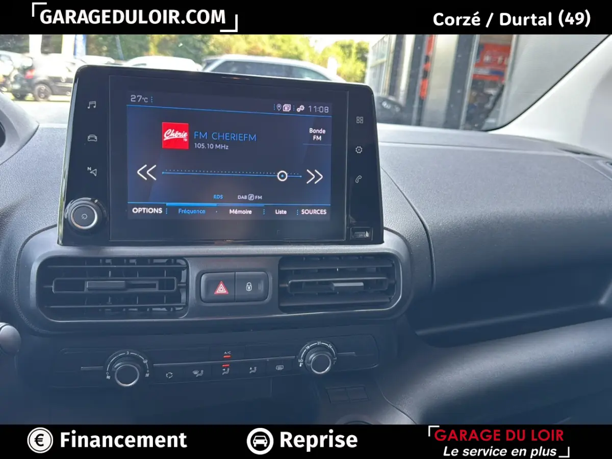 Vue intérieure du tableau de bord du Peugeot Rifter 2024, avec écran tactile central affichant la radio FM.