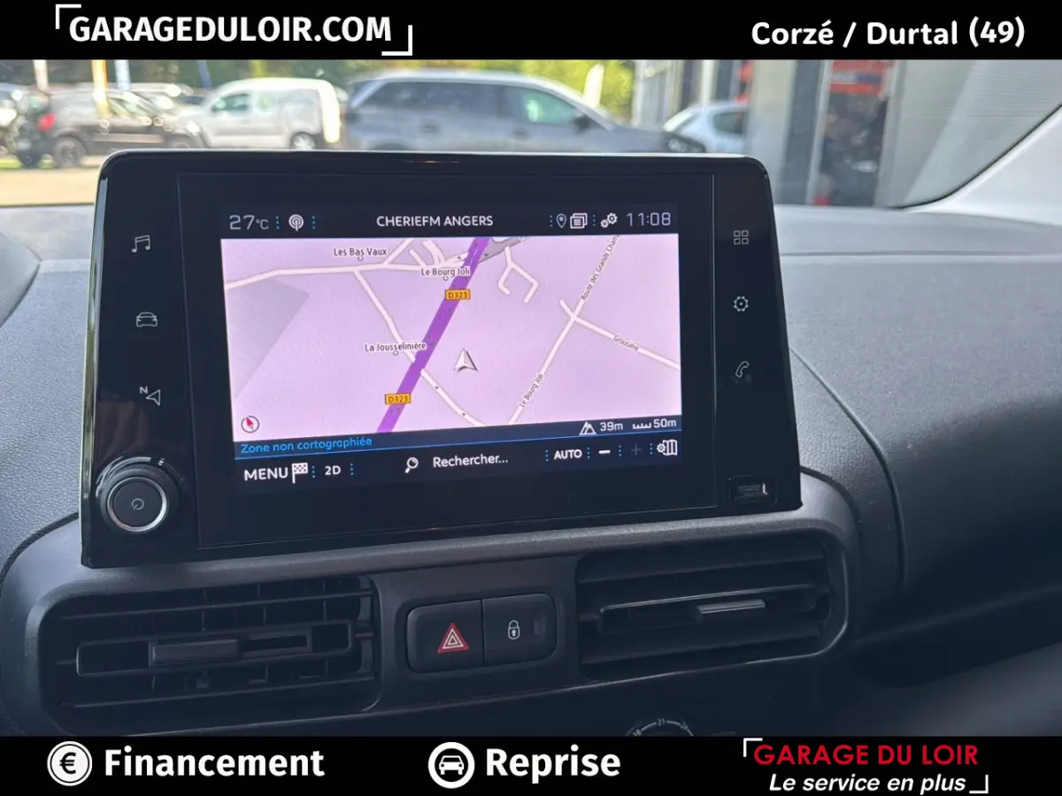 Vue intérieure centrée sur l'écran tactile du système de navigation du Peugeot Rifter bleu 2024, version Allure.