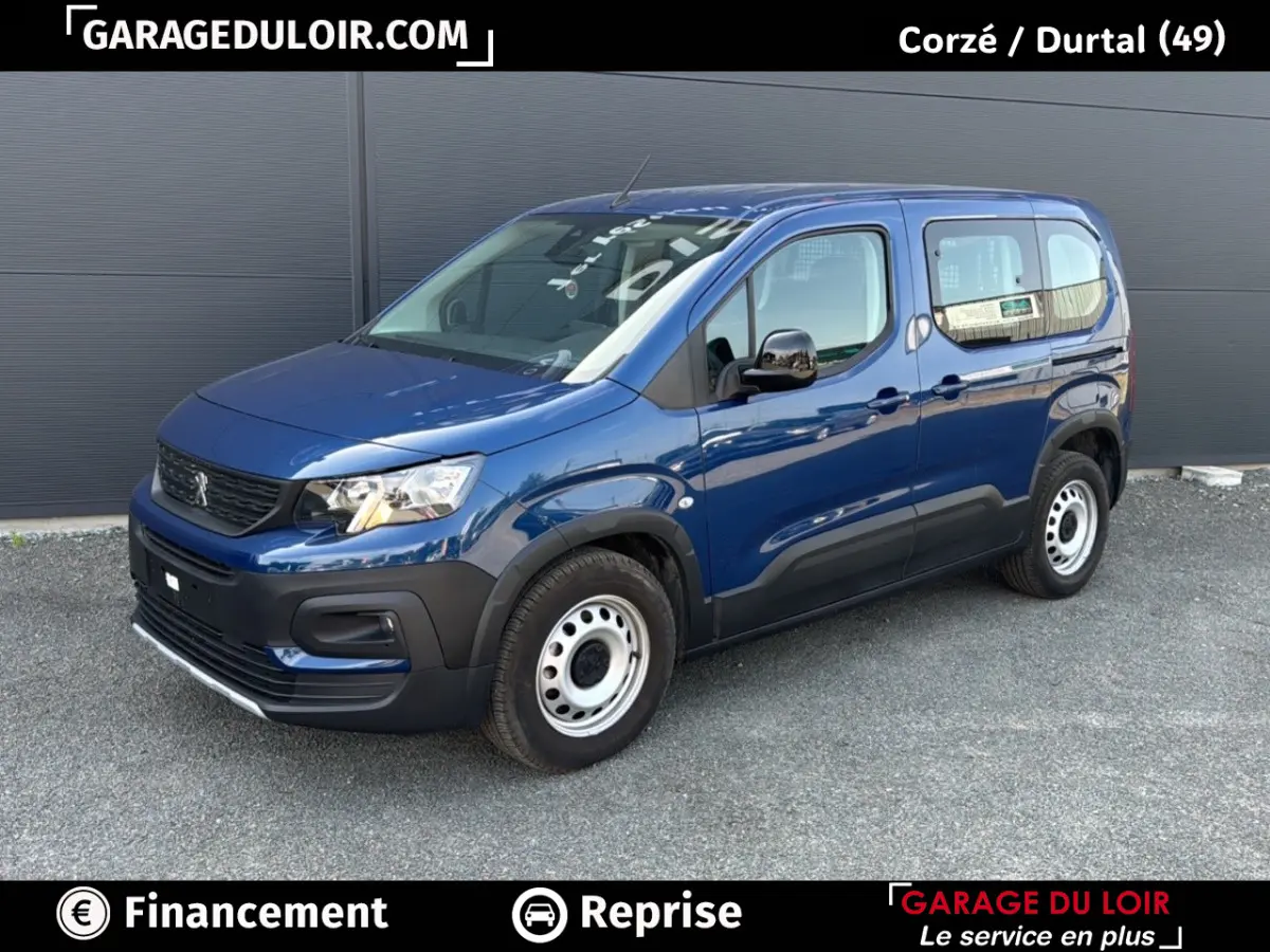 Vue 3/4 avant droit d’un Peugeot Rifter bleu 2024 avec jantes acier et protections noires sur les bas de caisse.