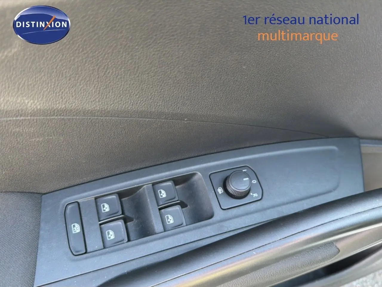 Gros plan sur les commandes des vitres et rétroviseurs côté conducteur d’une Skoda Fabia blanc glacier 2025.