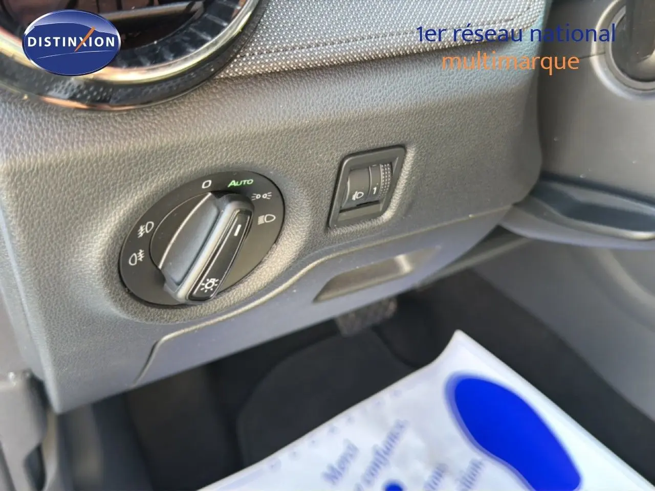 Détail intérieur montrant le sélecteur de phares et le réglage d’intensité lumineuse sur Skoda Fabia blanc glacier 2025.