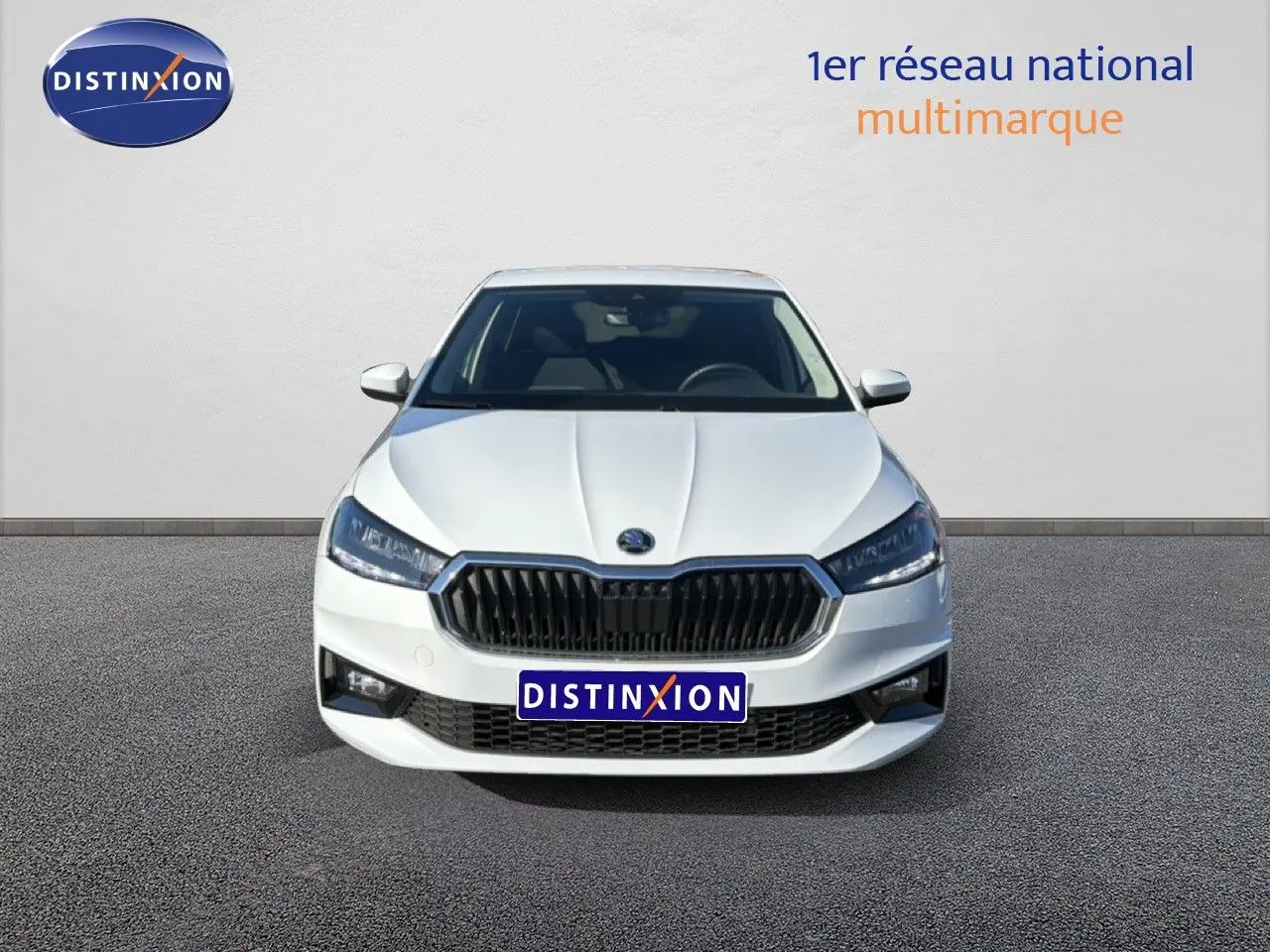 Vue frontale d'une Skoda Fabia blanc glacier avec calandre noire et phares LED allumés.