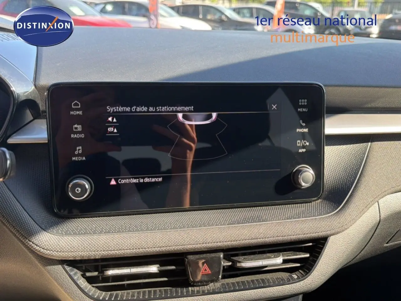 Écran tactile du système d'aide au stationnement dans l'habitacle d'une Skoda Fabia 2025, tableau de bord noir.