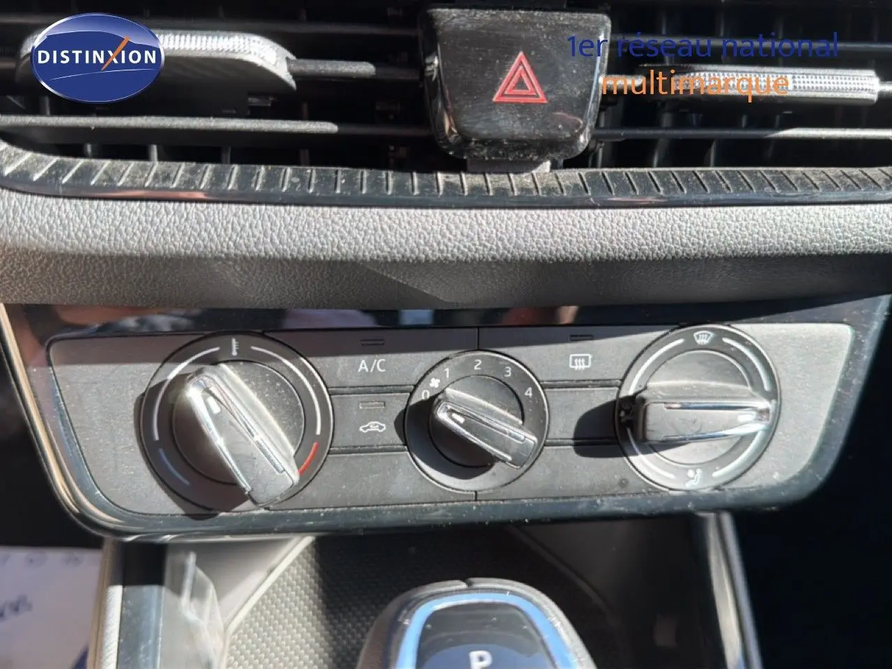 Détail de la console centrale avec commandes de climatisation et levier de boîte automatique d'une Skoda Fabia blanc glacier 2025.