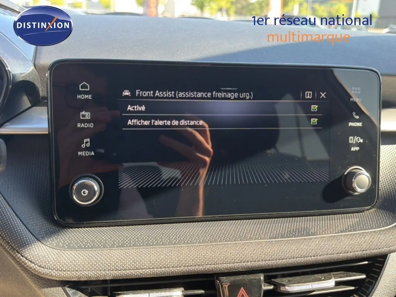 Écran tactile central de la Skoda Fabia 2025 affichant les réglages du Front Assist, intérieur tissu noir visible.