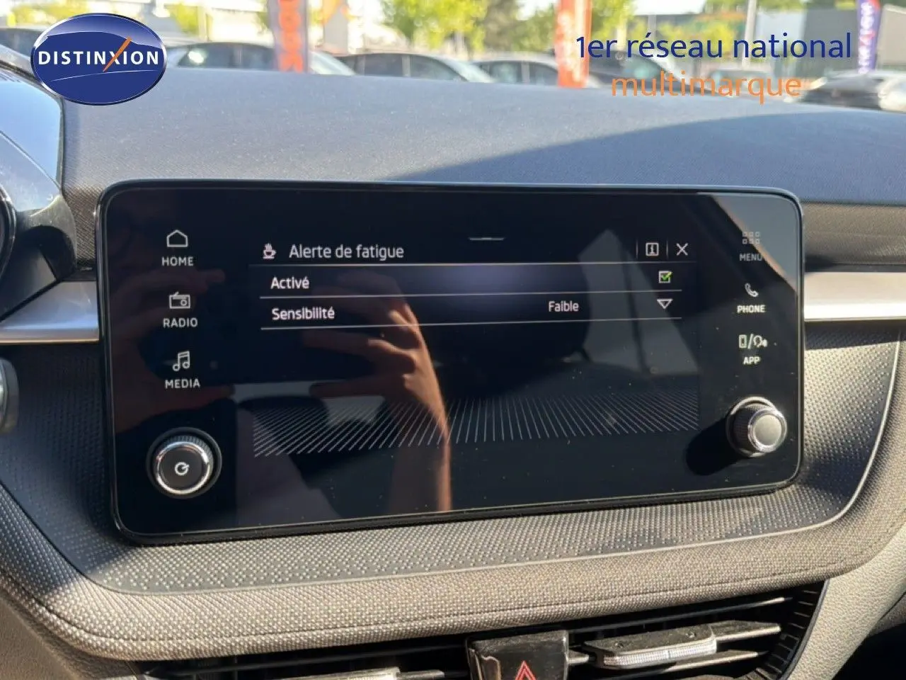 Écran tactile central de la Skoda Fabia blanc glacier affichant l'alerte de fatigue, vue intérieure frontale.