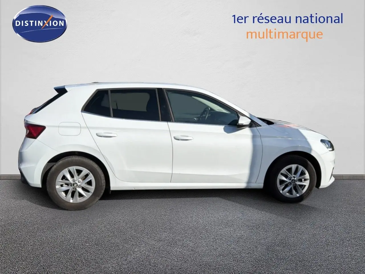 Profil côté gauche d'une Skoda Fabia blanc glacier 2025, compacte avec jantes alliage et vitres teintées.