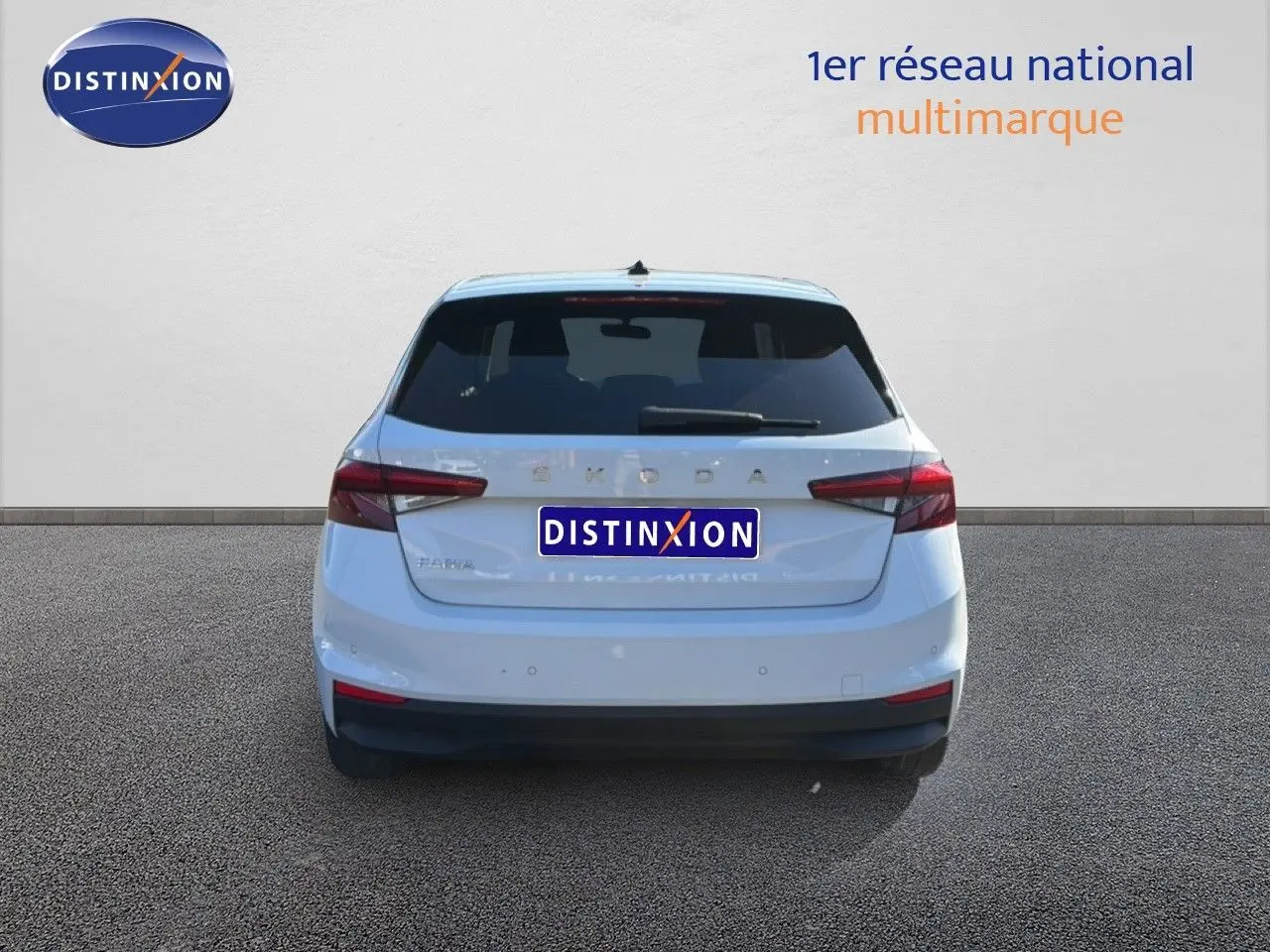 Vue arrière d'une Skoda Fabia blanche glacier 2025 avec feux arrière LED et hayon fermé sur fond neutre.