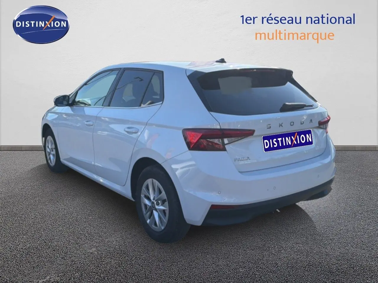 Vue 3/4 arrière droite d'une Skoda Fabia blanc glacier, avec feux arrière LED et jantes alliage 15 pouces.