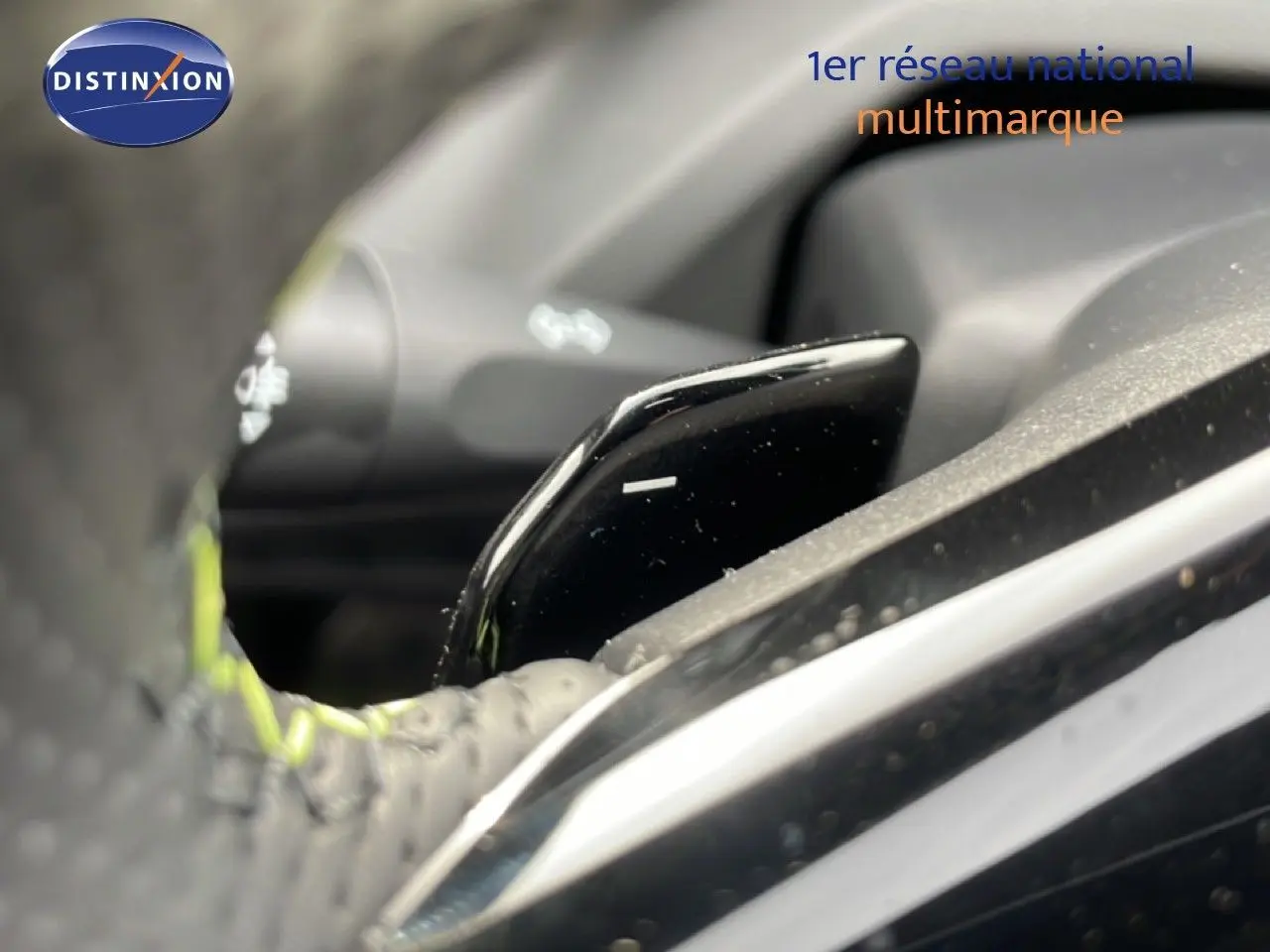Gros plan sur la palette de changement de vitesses noire et brillante du volant d’une Peugeot 308 gris selenium 2026.