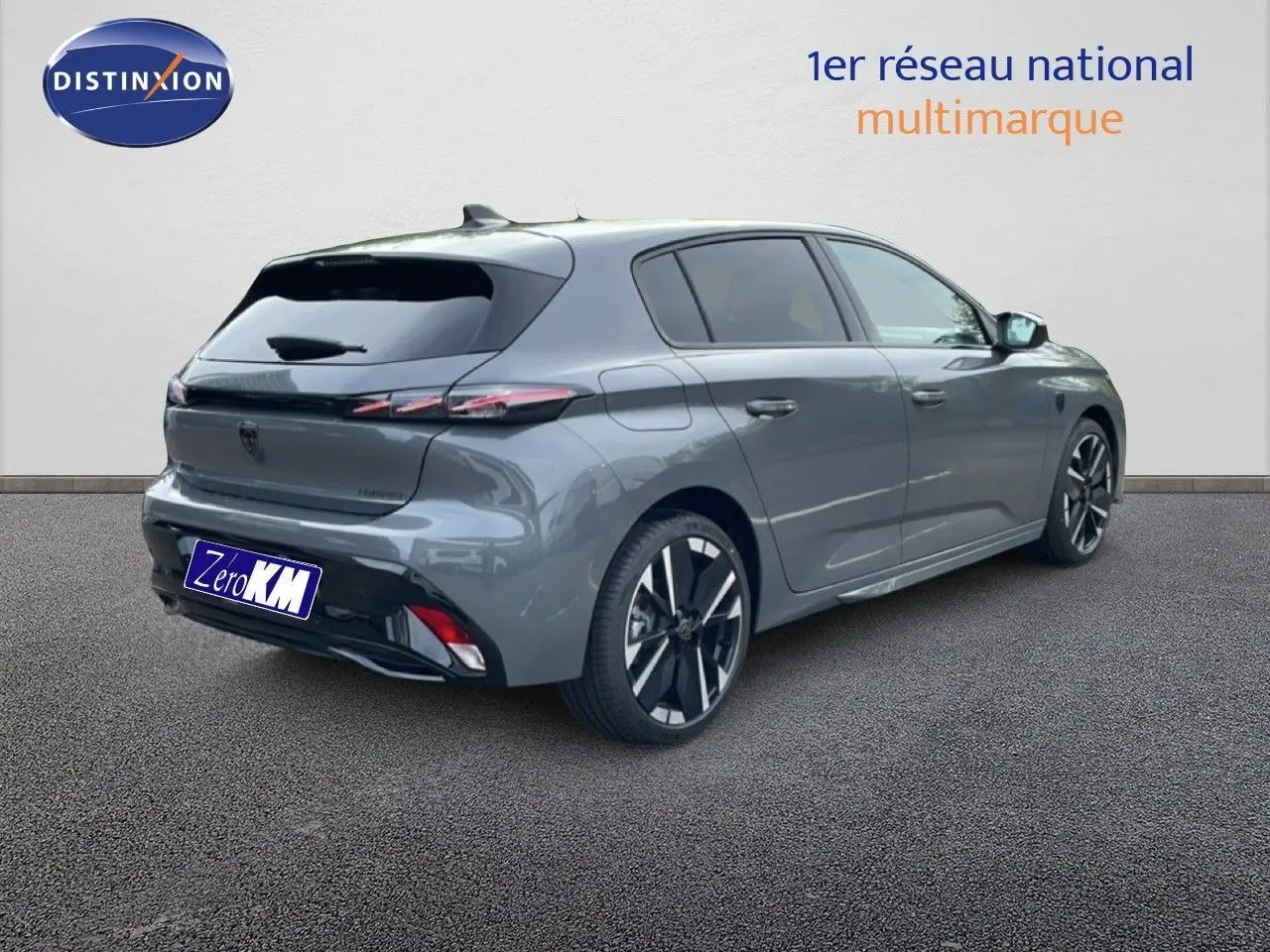 Peugeot 308 gris selenium métal vue 3/4 arrière droit, avec jantes alliage et feux arrière LED fins.