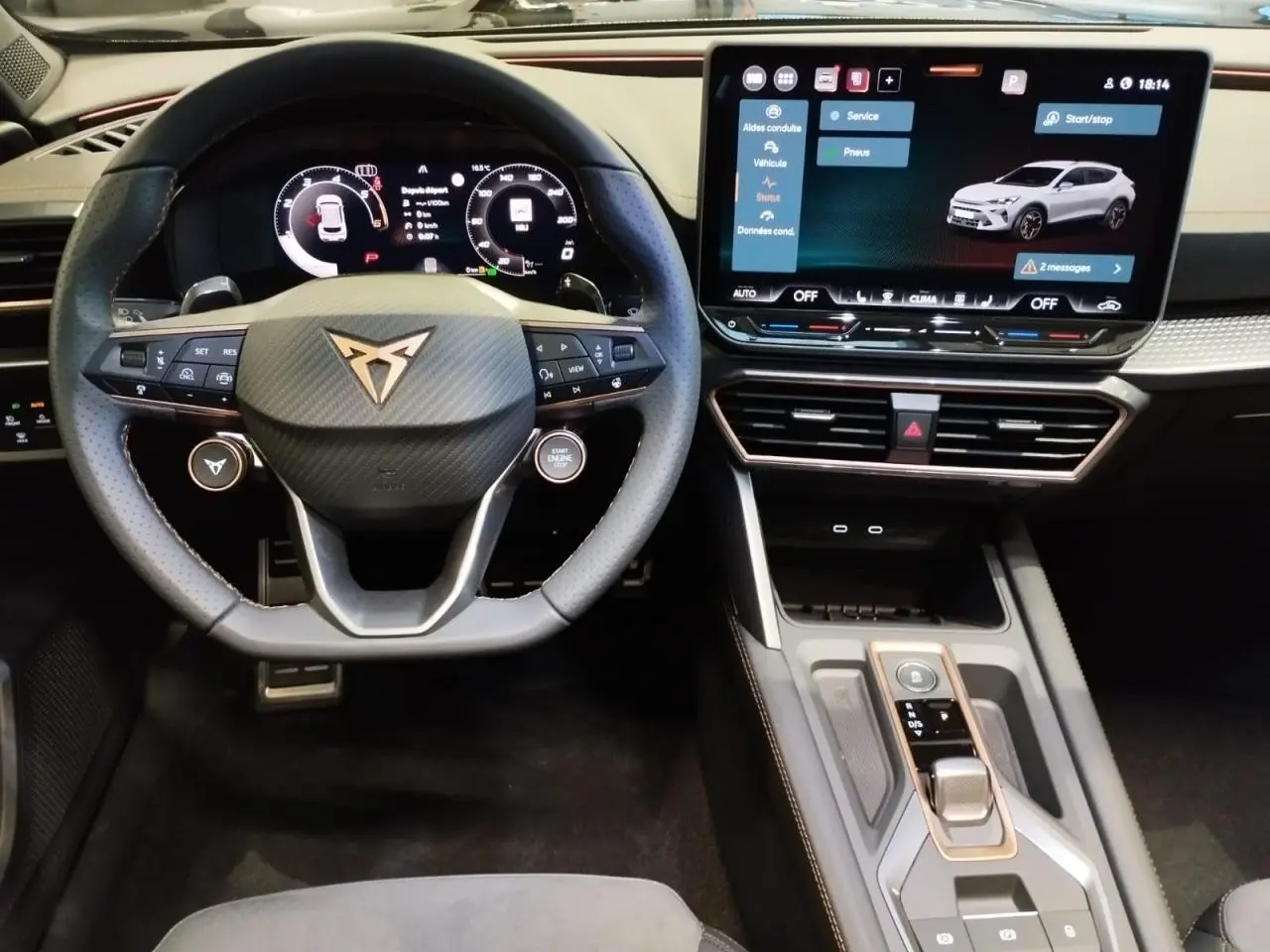 Vue intérieure frontale du tableau de bord noir du CUPRA Formentor avec volant sport et écran tactile HD.