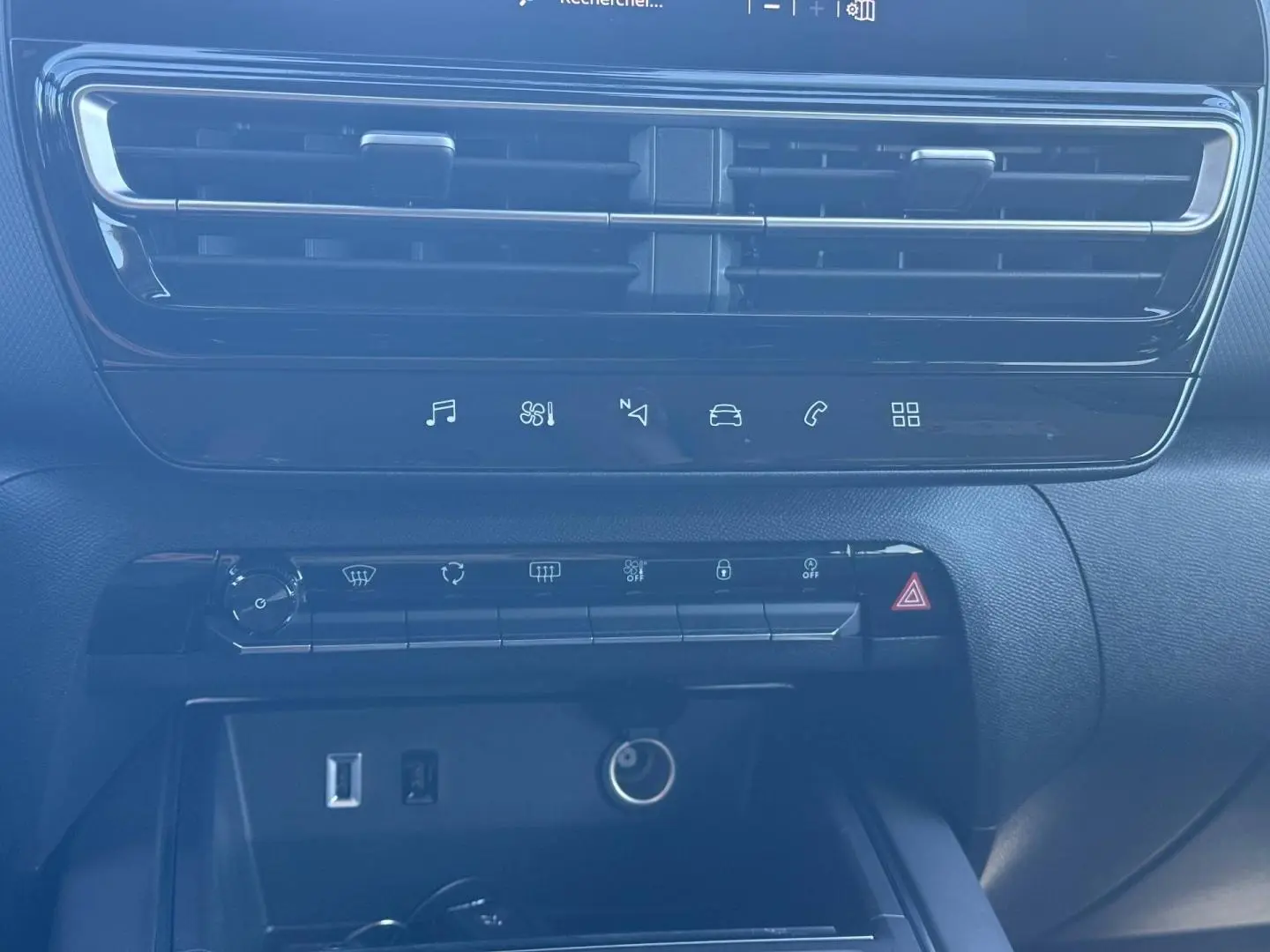 Vue rapprochée du tableau de bord central du Citroën C5 Aircross 2025 avec commandes tactiles et prises USB visibles.
