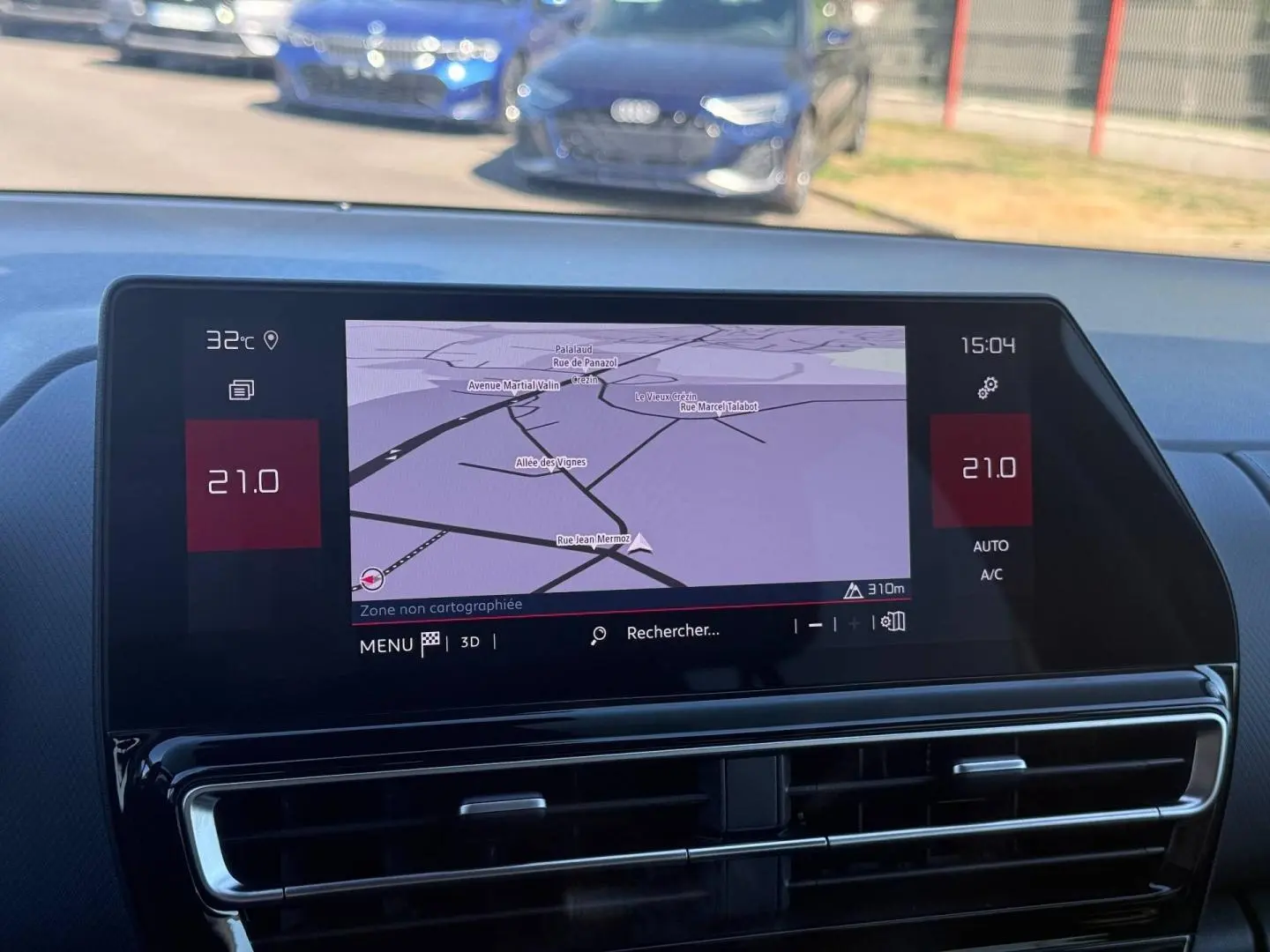 Vue avant intérieure sur l'écran tactile du GPS du Citroën C5 Aircross noir Perla Nera avec tableau de bord moderne.