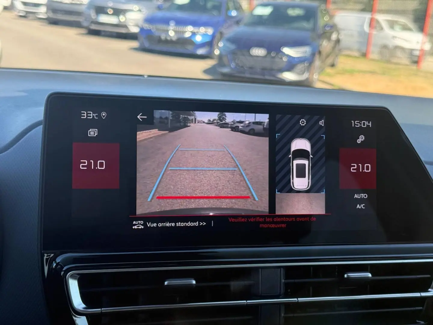 Écran tactile intérieur du Citroën C5 Aircross noir, affichant la caméra de recul avec guidage de trajectoire.