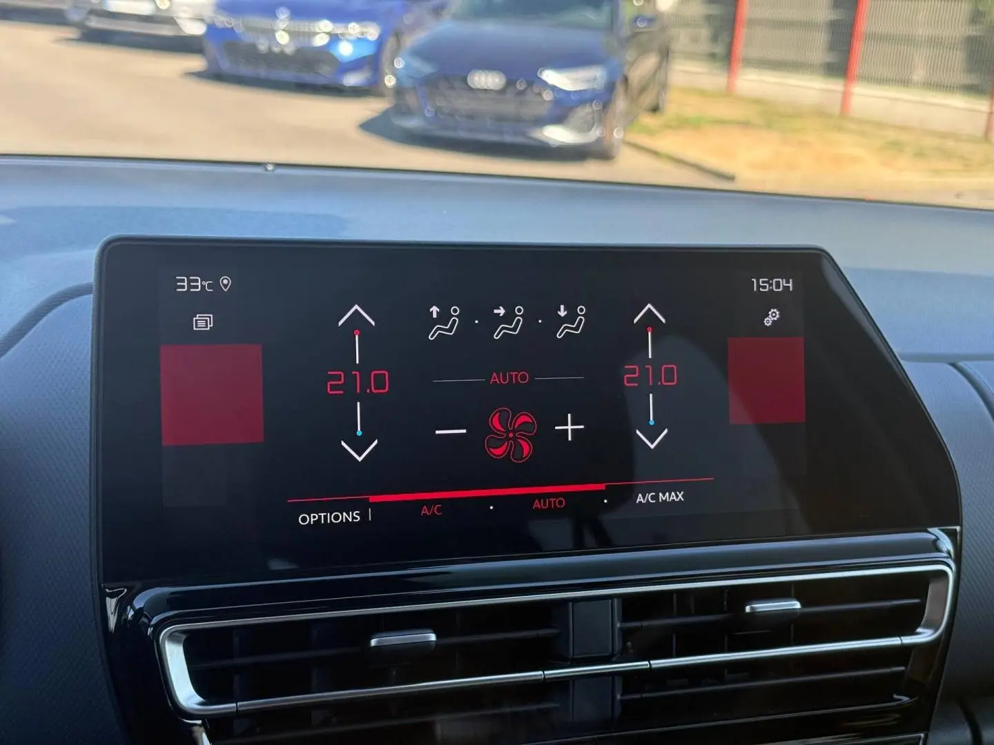 Écran tactile central de la Citroën C5 Aircross noir, affichant la climatisation à 21°C en mode automatique.