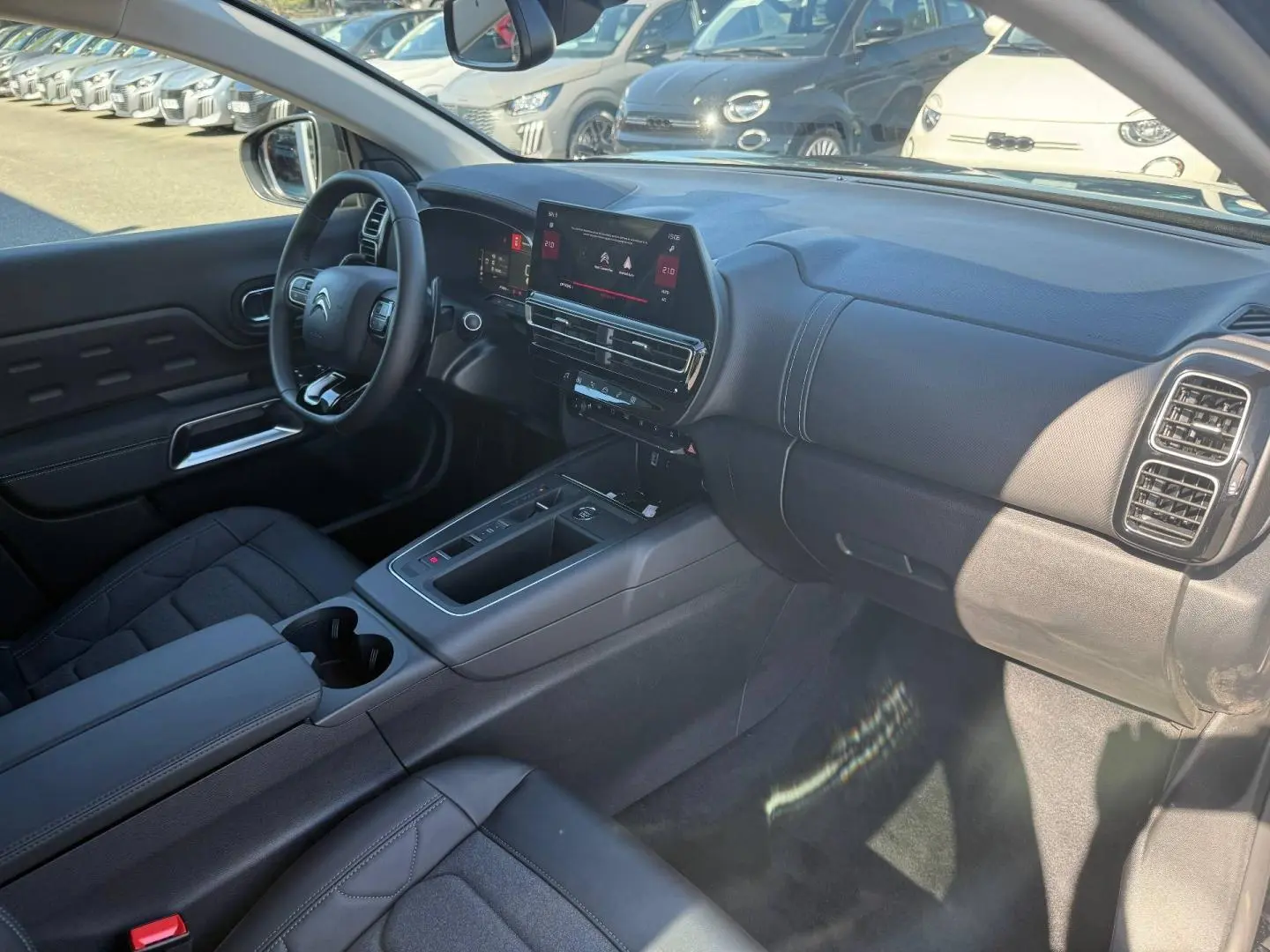 Intérieur avant droit du Citroën C5 Aircross 2025 noir Perla Nera, avec tableau de bord moderne et écran tactile central.