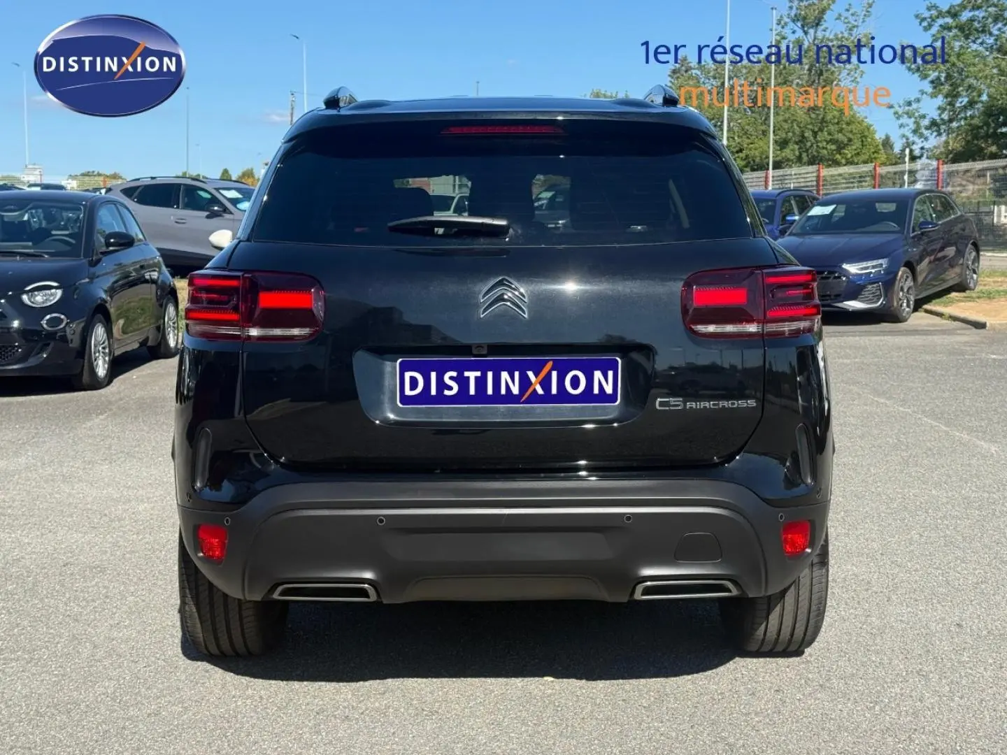 Vue arrière d'un Citroën C5 Aircross noir Perla Nera avec feux LED et double sortie d'échappement intégrée.