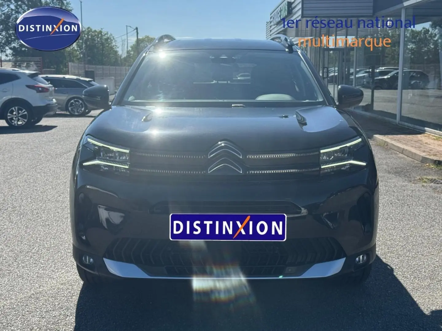Vue de face du Citroën C5 Aircross 2025 noir Perla Nera avec calandre distinctive et phares LED allumés.