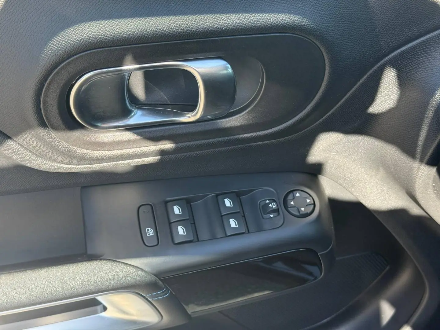 Poignée de porte intérieure et commandes des vitres côté conducteur du Citroën C5 Aircross noir Perla Nera.