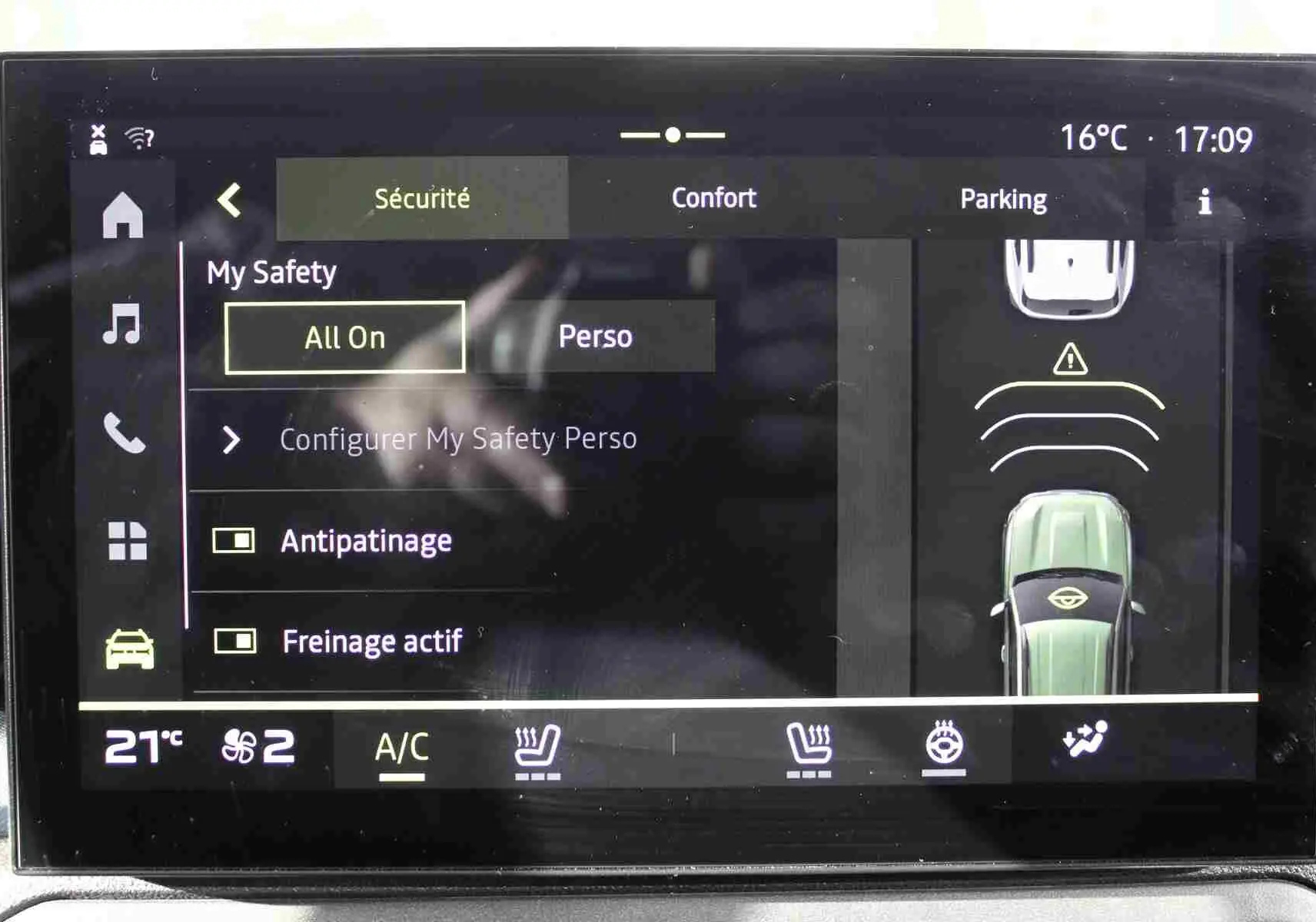 Écran tactile central du Dacia Duster 2025 affichant les réglages de sécurité et confort, interface en français.