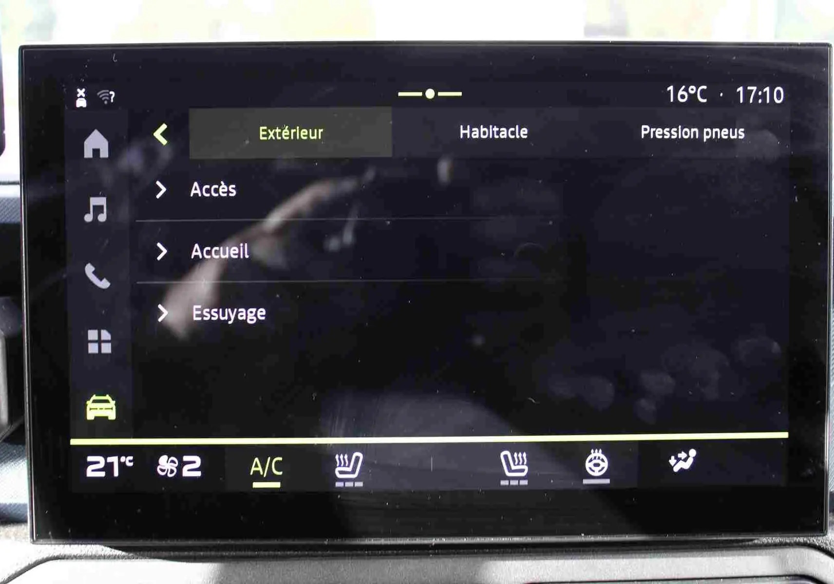 Écran tactile central du Dacia Duster 2025 affichant les réglages climatisation et sièges chauffants.
