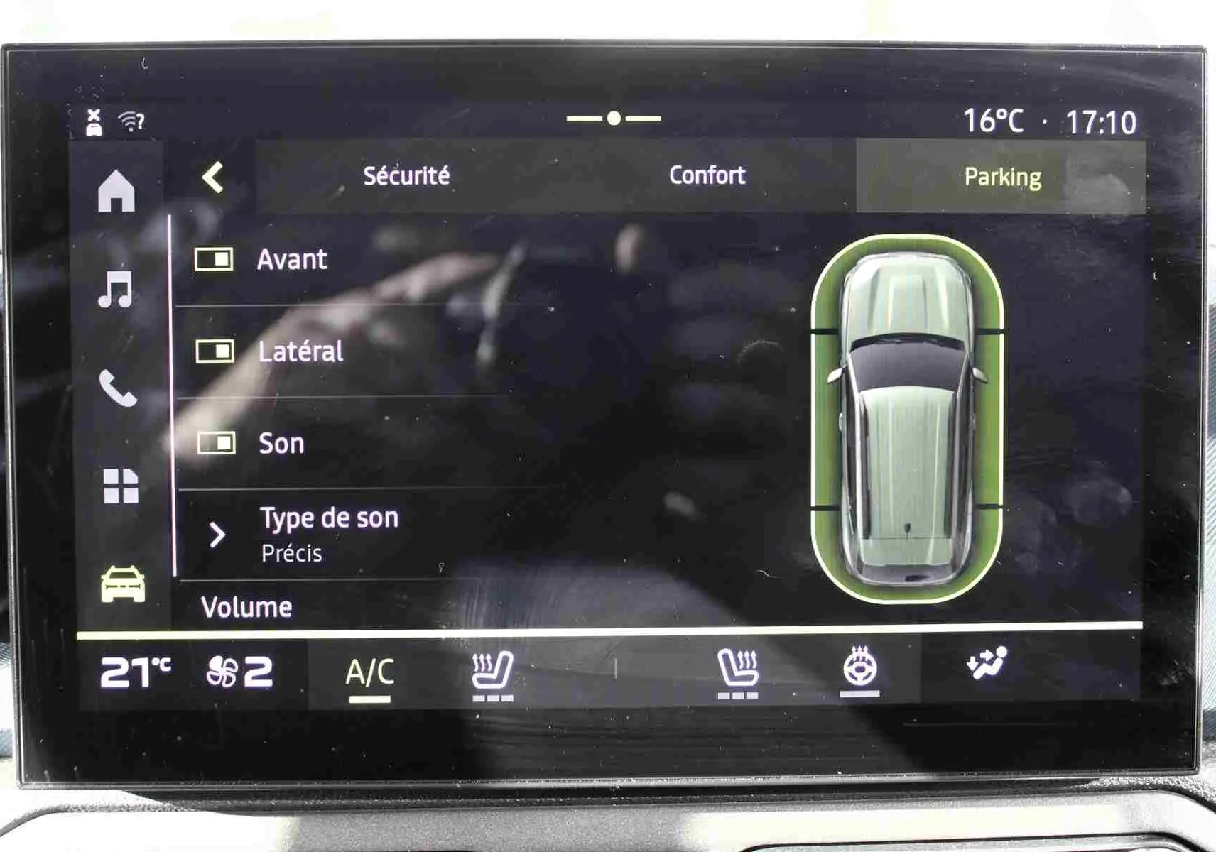 Écran tactile du système multimédia Dacia Duster 2025 affichant la caméra 360 et les réglages de confort.