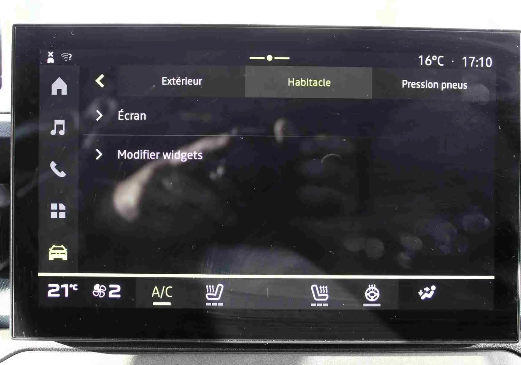 Écran tactile central du tableau de bord du Dacia Duster noir, affichant les réglages de l'habitacle et sièges chauffants.
