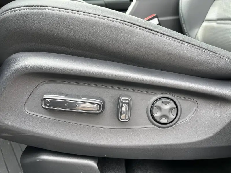Commandes électriques de réglage du siège conducteur en cuir noir du Honda CR-V 2024, vue latérale rapprochée.