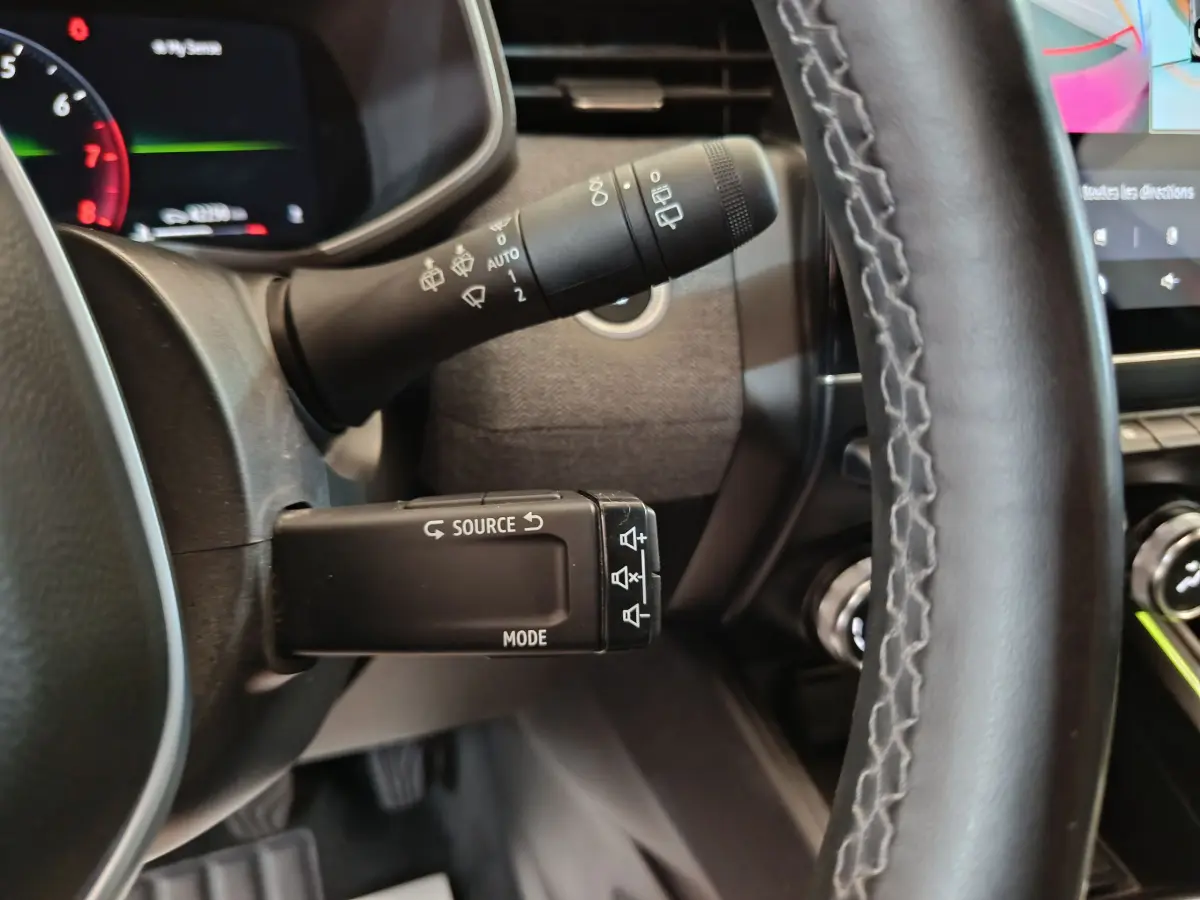 Gros plan sur les commandes au volant et le combiné d'instruments de la Renault Clio Techno TCe 90 2024.