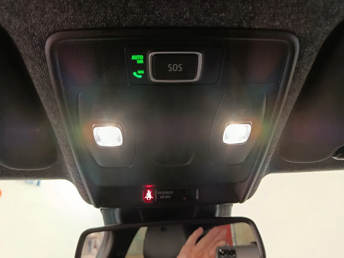 Vue intérieure du plafonnier avec éclairage et bouton SOS actif dans une Renault Clio rouge 2024.