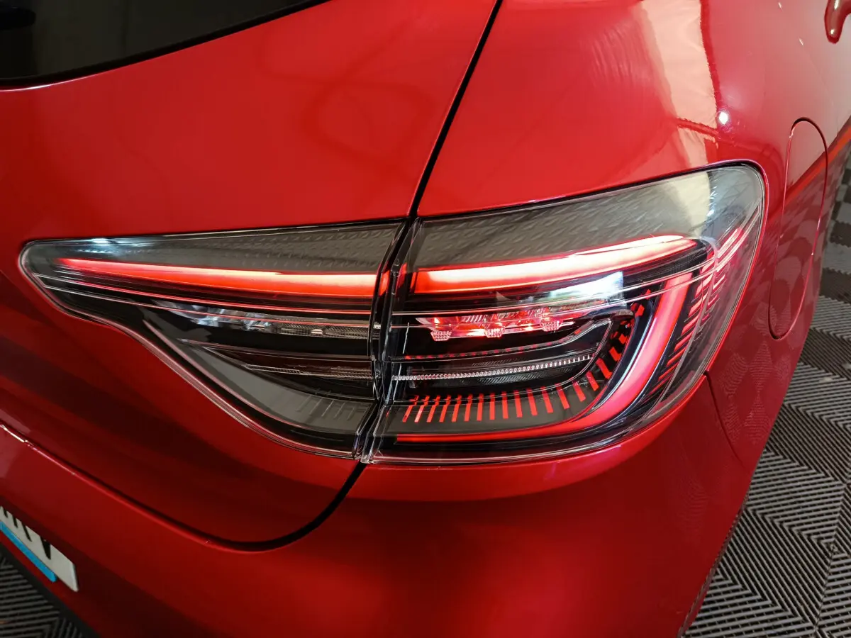 Gros plan sur le feu arrière droit rouge vif de la Renault Clio Techno TCe 90 2024, soulignant son design LED moderne.
