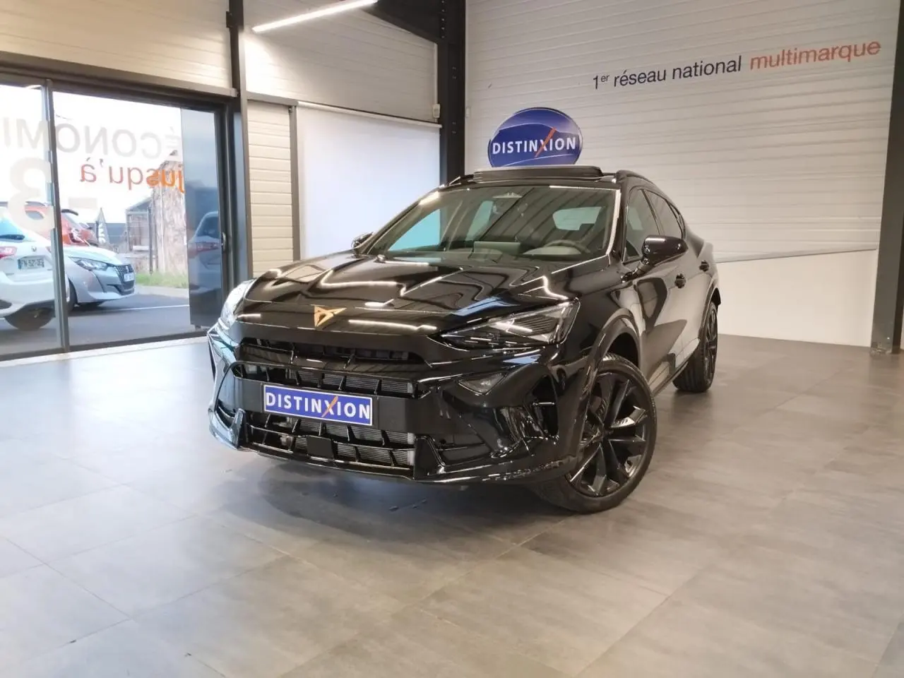CUPRA Formentor noir métal en 3/4 avant droit, avec jantes alliage noires et logo CUPRA lumineux sur calandre.
