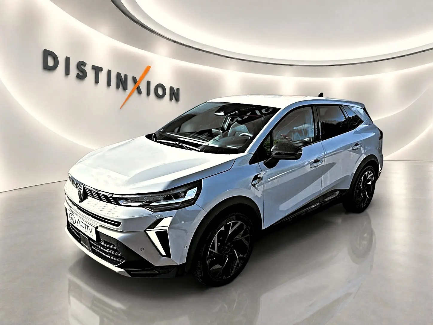 Renault Symbioz gris cassiope en 3/4 avant droit, avec jantes noires et détails noirs contrastants.
