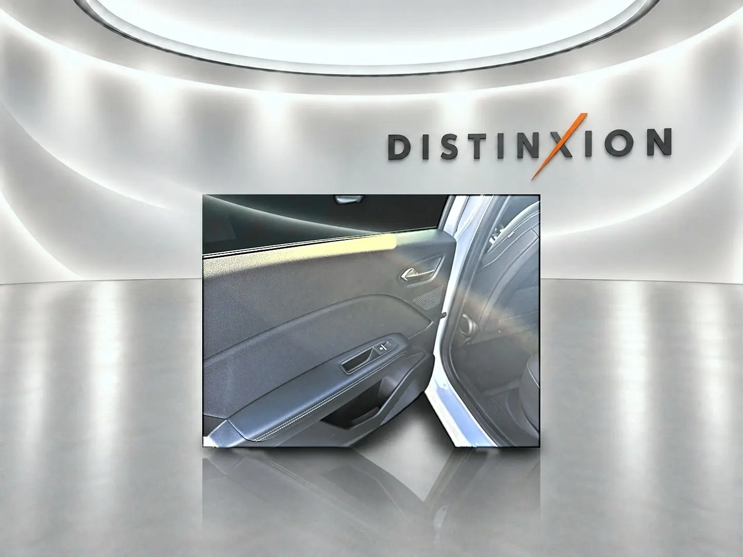 Vue intérieure côté gauche de la porte arrière ouverte d'une Renault Symbioz gris cassiope, avec commandes de vitre visibles.