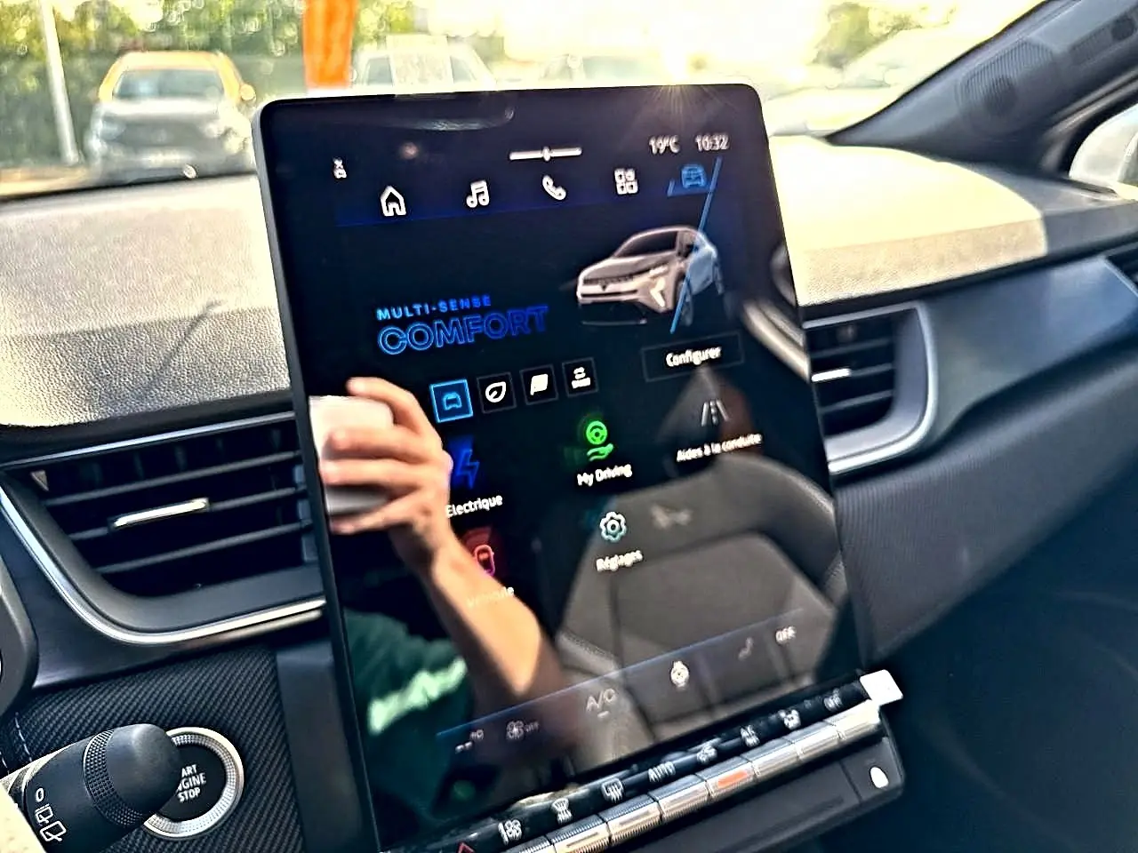 Vue rapprochée de l'écran tactile central du Renault Symbioz 2026, affichant le mode confort et les options de conduite.